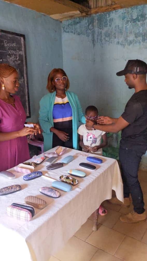 Un enfant reçoit ses lunettes